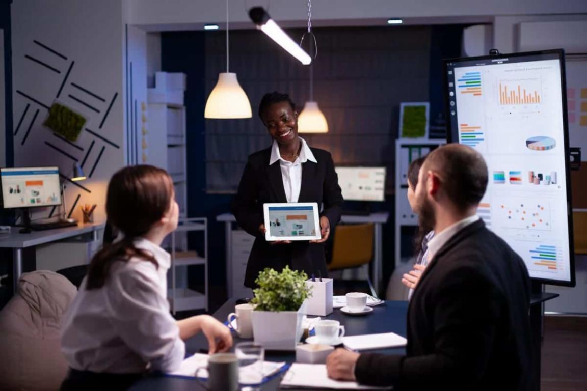 Instructeur facilitant une discussion de groupe dynamique